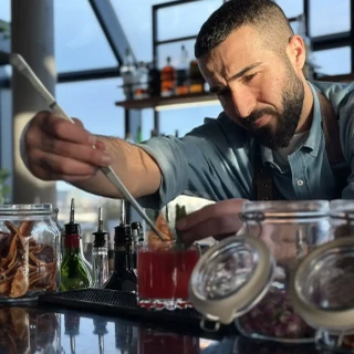 bartender at botanik